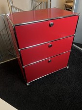 USM Haller Sideboard I Medien-Container auf Rollen – Rubinrot, 3 Klappen, tief