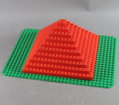 Lego pyramide aus roten - pyramide,