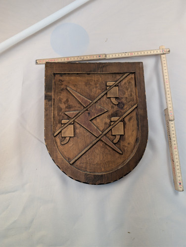 Handgeschnitzte holzwappen - handgeschnitzte,