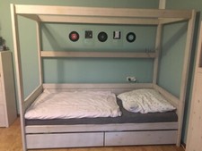 Bett mit zwei Schubladen und Gestell für ein Himmelbett von der Marke Time Live