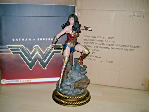 Wonder woman statue - -,