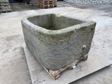 Alter Brunnen aus grauem SandsteinBrunnen Trog Steintrog