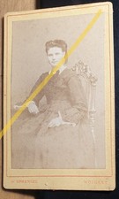 sitzende junge schöne Frau /