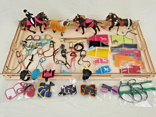 Schleich Pferde mit Zubehör Sattel Trense Decke Kutschgeschirr Reitplatz Halfter