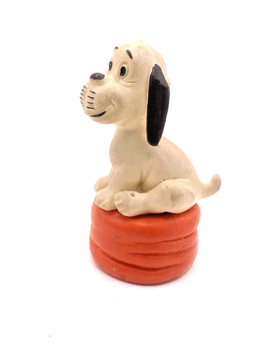 Figur hund wum auf hocker - wum, 7cm
