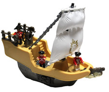 Piratenschiff mit Figuren und