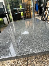 Stilvoller Couchtisch mit Glasplatte und Granitablage