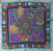 CODELLO Nicki-Tuch Carré Paisley grün/creme  100% Seide rolled edges 54× 51cm