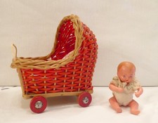 BABY PÜPPCHEN SCHILDKRÖT STRAMPELCHEN u. PUPPENWAGEN für PUPPENSTUBE 50er JAHRE