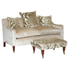 ATEMBERAUBENDES HANDGEFERTIGTES IN ENGLAND DESIGNER STOFF GEPOLSTERTES SOFA & FUSSHOCKER