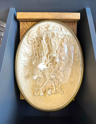 Ovales relief figurenszene - 3d-relief,