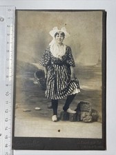 Frau mit Kleid und Korb, Atelier Amiaud, La Roche-sur-Yon, 1.Weltkrieg