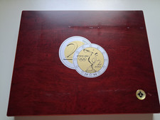 22 farbige 2 Euro Münzen aus Europa in einer edlen Holzbox.