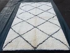 EIN DEKORATIVER ALTER