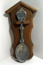 Frieling-Zinn ►Jahreslöffel 1992 auf Eichen-Holzbrett Rathaus der Stadt Würzburg