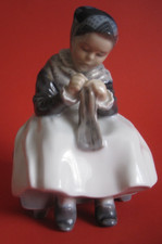 Royal Copenhagen Figur Nr. 1314  Amager Mädchen strickend. 15 cm.Porzellan