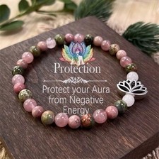 Rosenquarz und Rhodonit mit