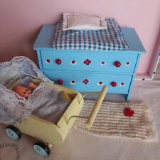 Puppenwagen für Puppenstube, Wickelkommode, Püppchen, 1 : 12, Kissengarnitur, 
