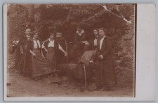 Frauen und Männer beim