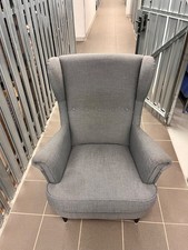 Grauer IKEA STRANDMON Sessel