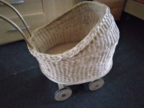 Puppenwagen aus korbgeflecht - puppenwagen,