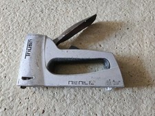 Handtacker für Klammern Klammergerät Hefter Profi Tacker TRIUSO 