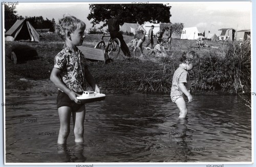 Junge mit spielzeug boot - boot, im