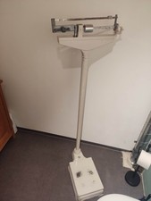 Alte Personenwaage/ Arztpraxis