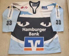 EISHOCKEYCLUB HAMBURG FREEZERS Trikot 33 BRANDNER hellblau-schwarz Maske  Gr. 52
