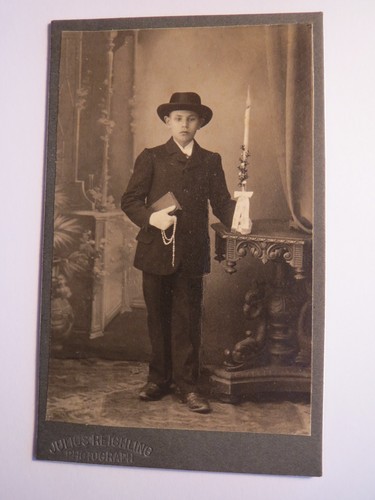 Stehender junge anzug - junge, im