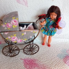 Kleiner alter Puppenwagen für Puppenstube mit 2 Püppchen