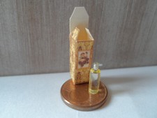 Hübsche Schachtel mit Flakon