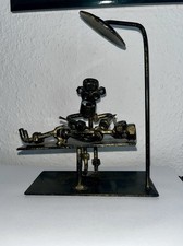 Schraubenmännchen Chirurg Operateur OP-Tisch Operation Metallmännchen