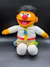 Zieh mich an Ernie Sesamstraße spricht singt Plüschfigur Fisher Price G5974