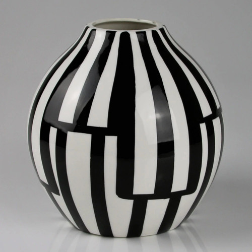 Keramikvase mit geometrischem