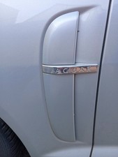 Emblem Lufteinlass  Schriftzug am Kotflügel links MEE zermatt silber Jaguar XF