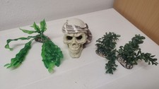 Aquariendeko +++ Totenkopf aus Kunstharz +++ 3 Kunststoffpflanzen