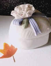 Porzellan-Dose in Herzform mit Blume