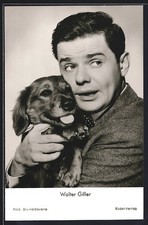 Schauspieler Walter Giller mit Hund, Ansichtskarte 