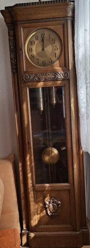 Klassische standuhr aus - aus, holz