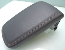 MERCEDES / A45 AMG / W176 / MITTELARMLEHNE LEDER MAL ARMLEHNE / vorne (ZA130)