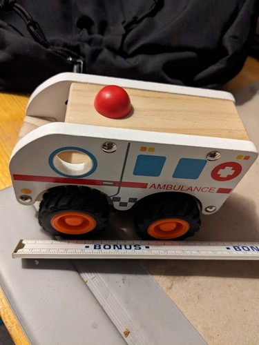 Spielzeugauto neu holz - spielzeugauto., neu.
