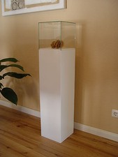 Holzsäule aus MDF 20x20x90cm weiß mit Glaskuppel, MDF-Säule, Holzstele, Vitrine