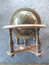 Holz-Globus: alte Weltkarte