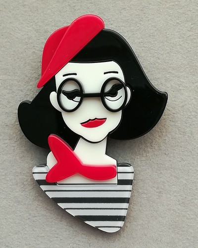 Dame mit halstuch - brille, hut