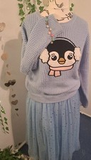 Hellblauer Strickpullover mit
