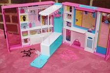MATTEL BARBIE MÖBEL TRAUM KLEIDERSCHRANK zum TRAGEN + AUFKLAPPEN GBK10 KOFFER