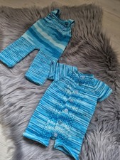Selbst gestrickte Latzhose und Strampler in Größe 50/56