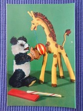 alte Ansichtskarte Postkarte AK Pandabär Riesenpanda Giraffe Ball Plüschtier