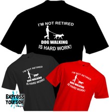 RETREATING DOG WALKING HERREN-T-Shirt, KATEGORIE, Spaß, Haustier, Liebhaber, im Ruhestand